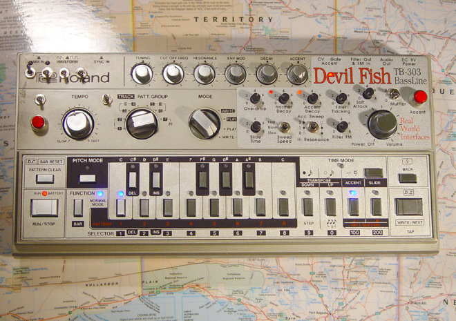 TB-303 DEVIL FISH MOD AND QUIKSILVER CPU, synth mods