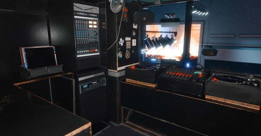 Virtual reality DJ booth